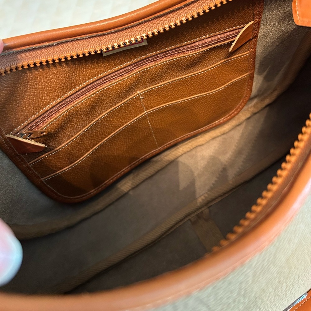 Vintage Dooney & Bourke Large Crescent Sac Hobo R83 in the color Old Gold - Picture 8 of 15